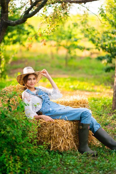Vacker Blond Cowgirl Halmhatt Rutig Skjorta Och Denim Övergripande Sitter — Stockfoto