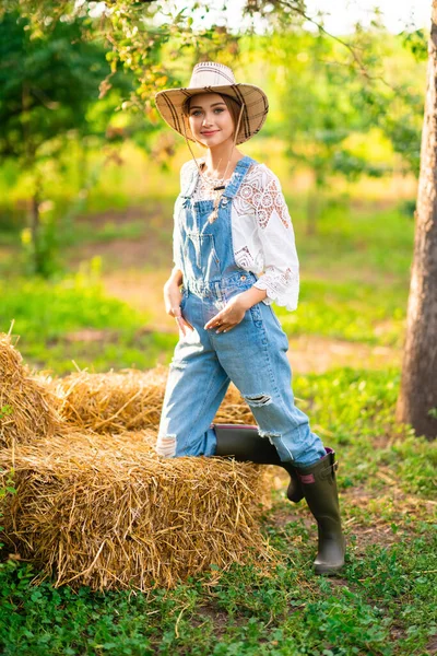 Gyönyörű Szőke Cowgirl Szalmakalapban Kockás Ing Farmer Általában Egy Szívószál — Stock Fotó