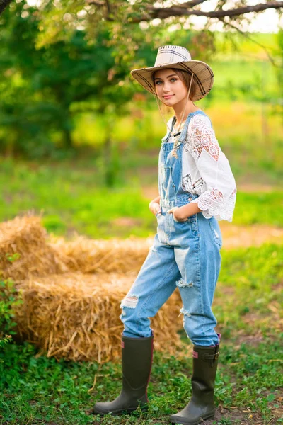 Vacker Blond Cowgirl Halmhatt Rutig Skjorta Och Denim Övergripande Sitter — Stockfoto