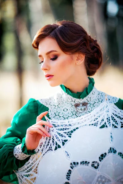 Hermosa Chica Pelo Rojo Vestido Vintage Largo Verde Cesta Flores —  Fotos de Stock