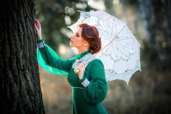 Piękne Rude Włosy Dziewczyna Zielone Długie Vintage Sukienka Kosz Kwiatów — Zdjęcie stockowe