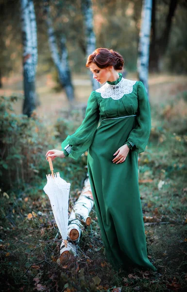 Красива Руда Волохата Дівчина Зеленій Довгій Вінтажній Сукні Кошику Квітами — стокове фото