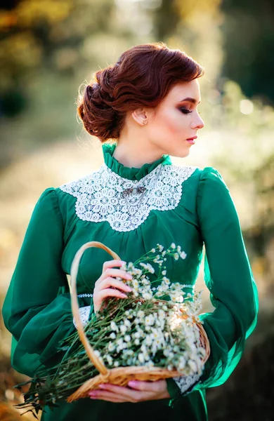 Hermosa Chica Pelo Rojo Vestido Vintage Largo Verde Cesta Flores — Foto de Stock