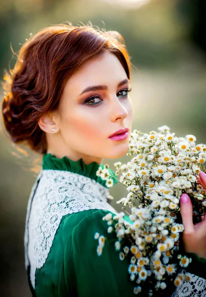 Gyönyörű Vörös Hajú Lány Zöld Hosszú Évjárat Ruha Kosár Virág — Stock Fotó