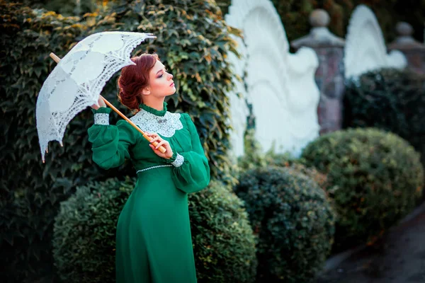 Красная Волосатая Девушка Зеленом Длинном Винтажном Платье Корзине Цветов Стоящих — стоковое фото
