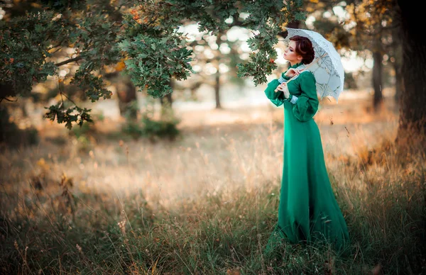 Piękne Rude Włosy Dziewczyna Zielone Długie Vintage Sukienka Kosz Kwiatów — Zdjęcie stockowe