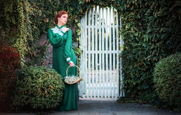 Schöne Rothaarige Mädchen Grünen Langen Vintage Kleid Und Korb Mit — Stockfoto