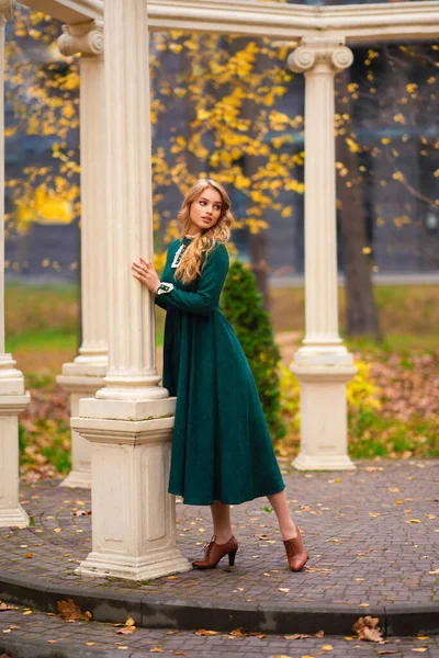 Belle Jeune Fille Blonde Bouclée Vert Longue Robe Vintage Dentelle — Photo