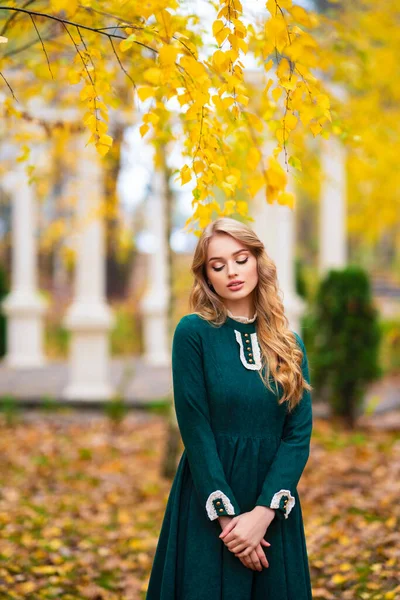 Schöne Blonde Lockige Junge Mädchen Grünen Langen Vintage Kleid Und — Stockfoto