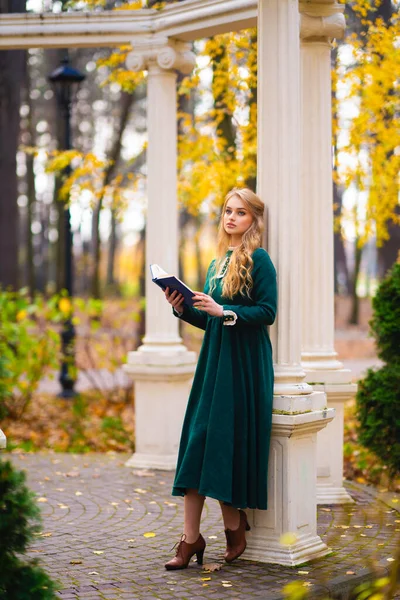 Menina Bonita Loira Encaracolado Verde Longo Vestido Vintage Renda Perto — Fotografia de Stock