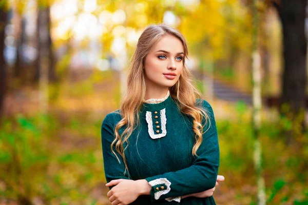 Piękna Blondynka Kręcone Młoda Dziewczyna Zielonym Długim Vintage Sukienka Koronki — Zdjęcie stockowe