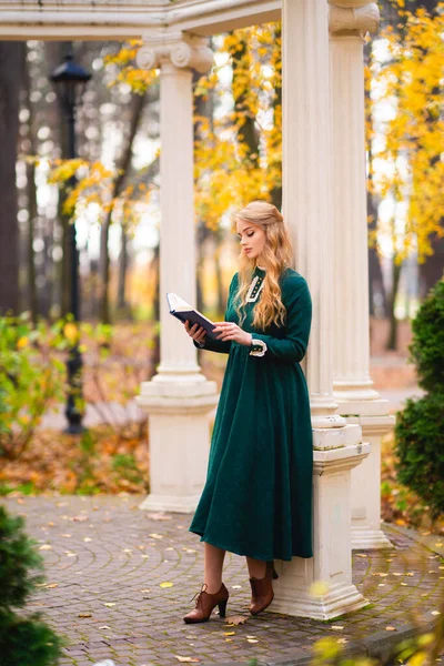 Menina Bonita Loira Encaracolado Verde Longo Vestido Vintage Renda Perto — Fotografia de Stock