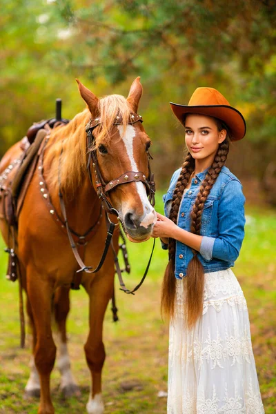 Schöne Cowgirl Mit Extra Langen Geflochtenen Haaren Vintage Spitzenkleid Und — Stockfoto