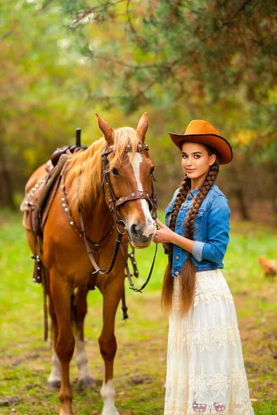 Hermosa Vaquera Con Pelo Trenzado Extra Largo Vestido Encaje Vintage —  Fotos de Stock