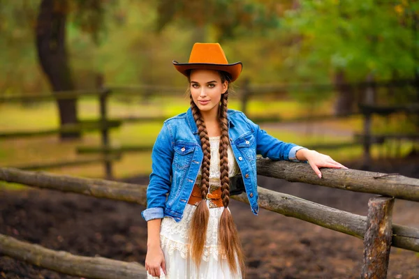 아름다운 카우보이에 레이스 드레스를 목도리를 오렌지 모자를 목장에 있습니다 시골에 — 스톡 사진