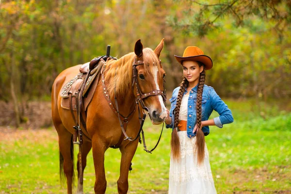 Девушка Длинными Волосами Винтажном Кружевном Платье Оранжевой Шляпе Позирует Ранчо — стоковое фото