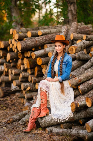 Gyönyörű Cowgirl Extra Hosszú Fonott Haj Vintage Csipke Ruha Narancssárga — Stock Fotó