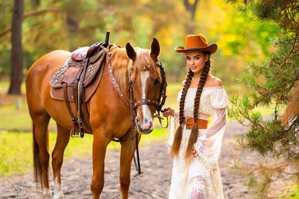 Schöne Cowgirl Mit Extra Langen Geflochtenen Haaren Vintage Spitzenkleid Und — Stockfoto