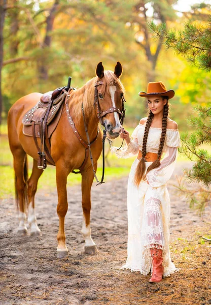 Piękna Kowbojka Bardzo Długimi Plecionymi Włosami Klasycznej Sukience Koronki Pomarańczowym — Zdjęcie stockowe