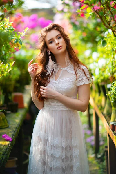 Vacker Rödhårig Flicka Vit Spets Klänning Stående Trädgård Med Färgglada — Stockfoto