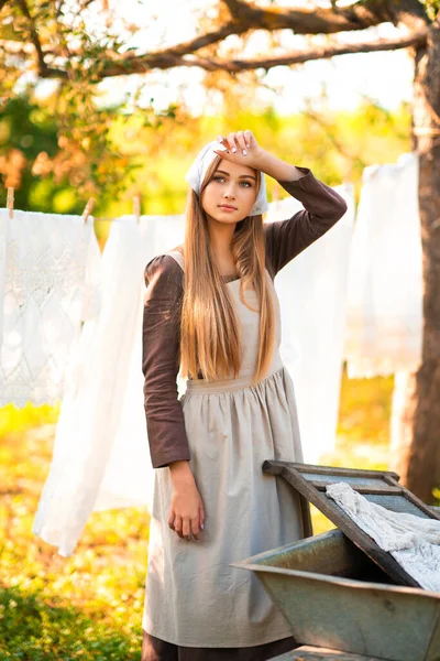 Ganska Ung Tvätterska Medeltida Kostym Tvätta Klänningar Gamla Tråg Naturen — Stockfoto