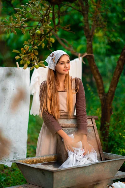Hübsche Junge Wäscherin Mittelalterlichen Kostümen Wäscht Kleider Alten Trog Auf — Stockfoto