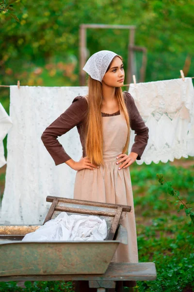 Hübsche Junge Wäscherin Mittelalterlichen Kostümen Wäscht Kleider Alten Trog Auf — Stockfoto