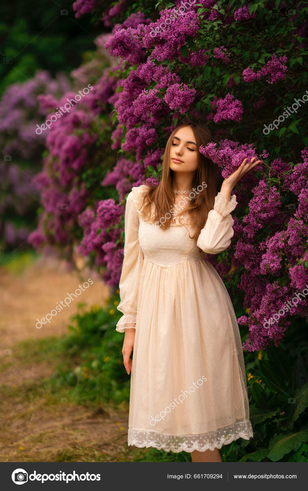 Menina Bonita Com Cabelos Longos Vestido Branco Vintage Posando