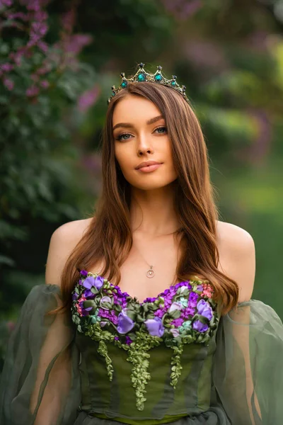 Hermosa Reina Corona Hermoso Vestido Largo Verde Con Flores Posando —  Fotos de Stock