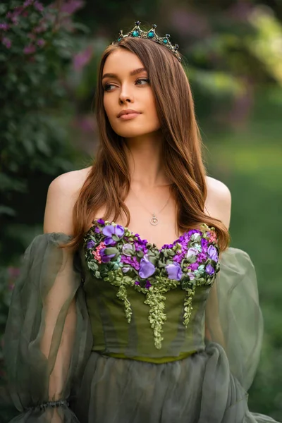 Wspaniała Królowa Koronie Piękne Zielone Długie Sukienki Kwiatów Pozowanie Liliowym — Zdjęcie stockowe