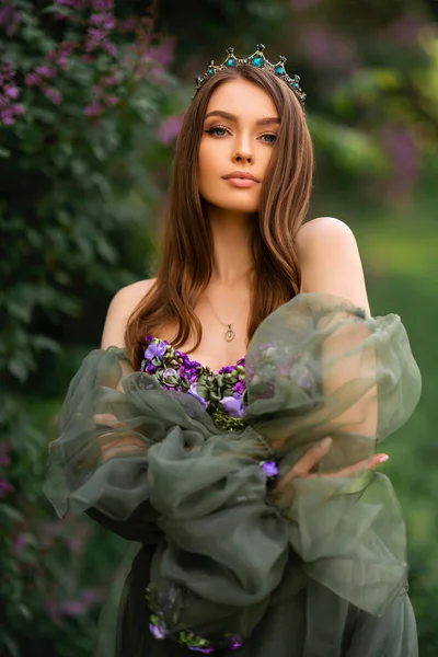 Hermosa Reina Corona Hermoso Vestido Largo Verde Con Flores Posando —  Fotos de Stock
