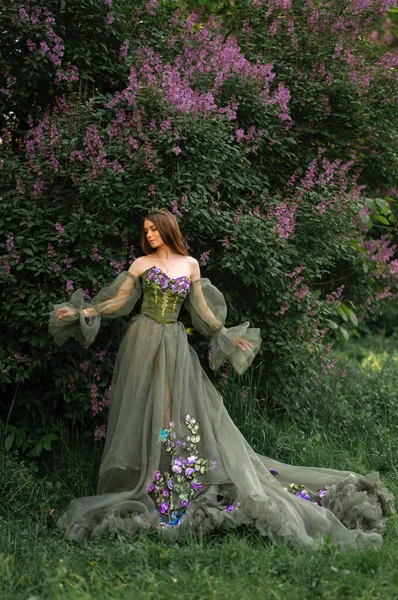 Wspaniała Królowa Koronie Piękne Zielone Długie Sukienki Kwiatów Pozowanie Liliowym — Zdjęcie stockowe