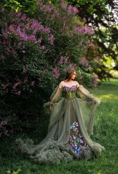 Superbe Reine Couronne Belle Robe Longue Verte Avec Des Fleurs — Photo