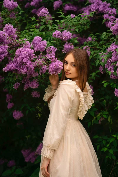 Hermosa Chica Con Pelo Largo Vestido Blanco Vintage Posando Jardín — Foto de Stock
