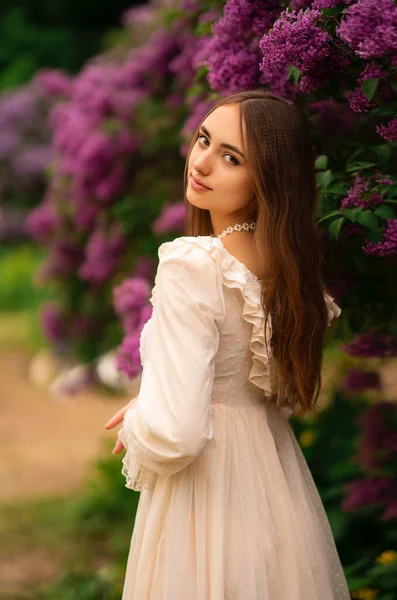 Leylak Bahçesinde Poz Veren Uzun Saçlı Klasik Beyaz Elbiseli Güzel — Stok fotoğraf
