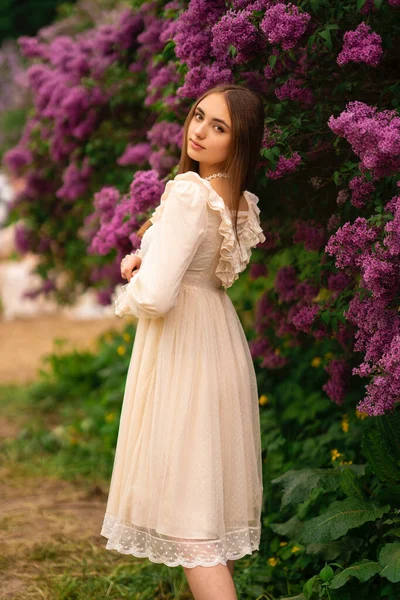 Beautiful Girl Long Hair Vintage White Dress Posing Lilac Garden — Stock Photo, Image