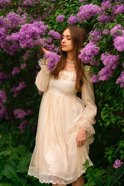 Piękna Dziewczyna Długimi Włosami Vintage Białej Sukience Pozowanie Liliowym Ogrodzie — Zdjęcie stockowe