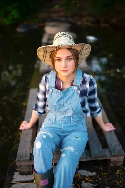 Porträt Eines Schönen Blonden Mädchens Mit Strohhut Jeans Kariertem Hemd — Stockfoto