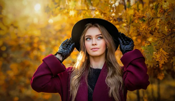 Close Portrait Beautiful Girl Dark Dress Black Hat Standing Colorful — Stock Photo, Image