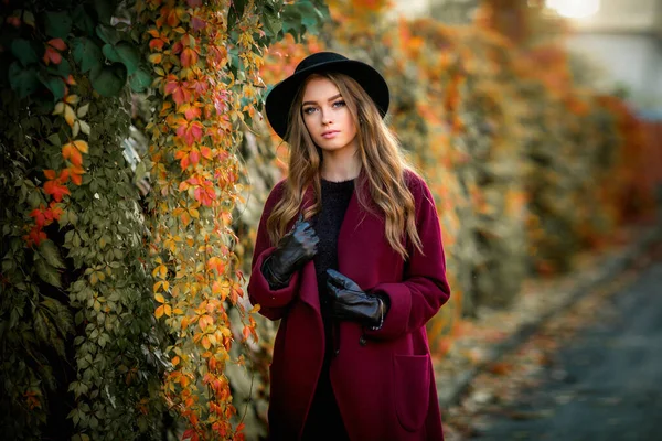 Close Portret Van Een Mooi Meisje Bordeaux Jurk Zwarte Hoed — Stockfoto