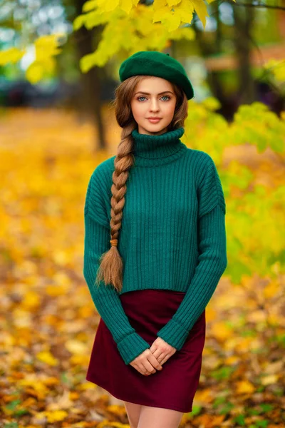穿着绿色针织毛衣和贝雷帽的迷人模特站在秋天的自然中 五彩缤纷的艺术 — 图库照片