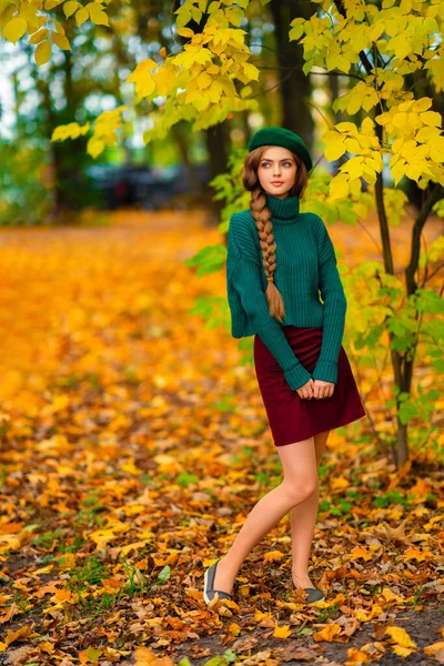 머리를 소녀의 초상화 자연에 스웨터와 베레에서 매력적인 다채로운 — 스톡 사진