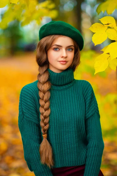 Πορτρέτο Του Νεαρού Όμορφη Ξανθιά Κοπέλα Μπλε Μάτια Και Πλεγμένα — Φωτογραφία Αρχείου