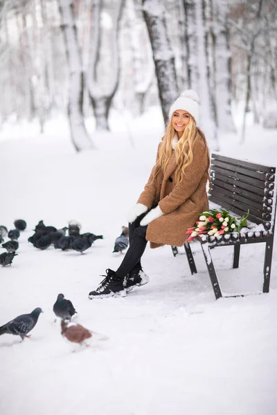 Sıcak Kışlık Giysiler Içinde Güzel Bir Kız Gülümsüyor Günün Tadını — Stok fotoğraf