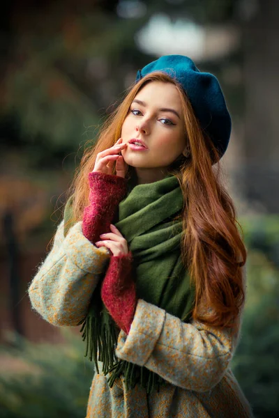 Портрет Рыжеволосой Красивой Девушки Зеленом Шарфе Синей Шляпе Стоящей Красочном — стоковое фото