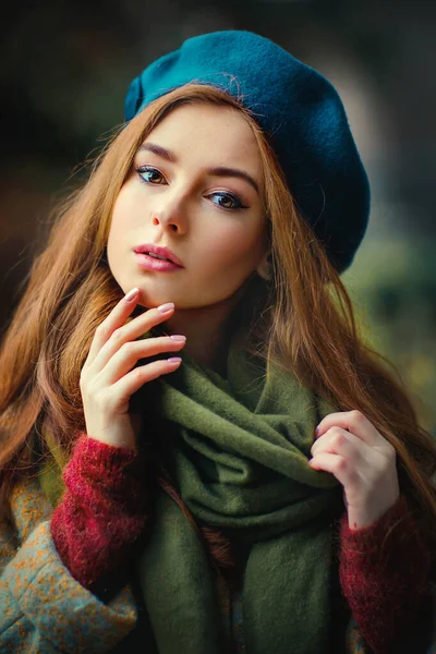 Retrato Uma Menina Bonita Ruiva Lenço Verde Chapéu Azul Sobre — Fotografia de Stock