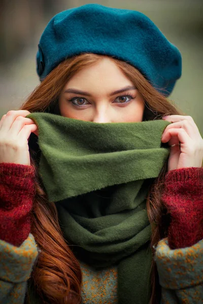 Портрет Рудої Красивої Дівчини Зеленому Шарфі Синьому Капелюсі Стоїть Барвистому — стокове фото