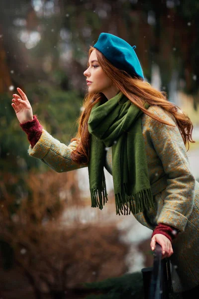 カラフルな背景に立っている緑のスカーフと青い帽子の赤毛の美しい少女の肖像画 秋のロマンチックな女性のアートワーク 雪を見るかわいい優しさモデル — ストック写真