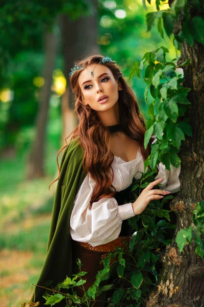 Krásná Rudovlasá Princezna Středověkých Elfích Šatech Dlouhém Plášti Pózující Zeleném — Stock fotografie