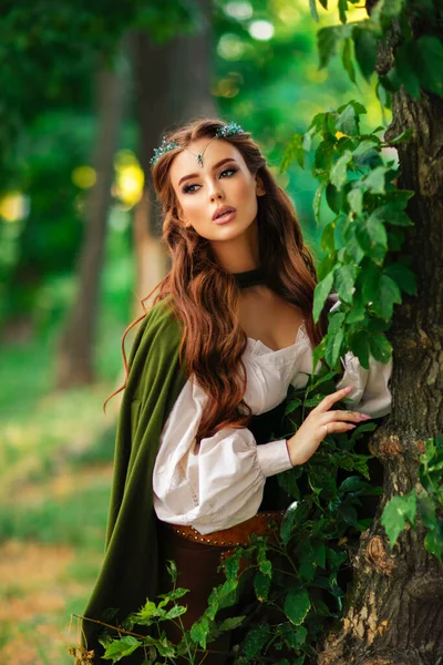 Ortaçağ Elf Elbisesi Içinde Güzel Kızıl Saçlı Prenses Yeşil Arka — Stok fotoğraf